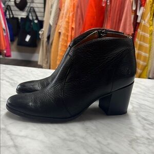 Frye Black Leather Nora Zip Short Ankle Bootie Size 9
